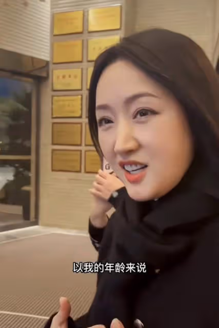 51歲楊鈺瑩生圖曝光,粉絲懟臉拍皮膚細嫩無皺紋,胖出雙下巴仍美