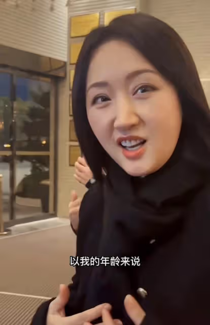 51歲楊鈺瑩生圖曝光,粉絲懟臉拍皮膚細嫩無皺紋,胖出雙下巴仍美