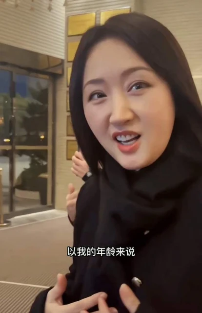 51歲楊鈺瑩生圖曝光,粉絲懟臉拍皮膚細嫩無皺紋,胖出雙下巴仍美