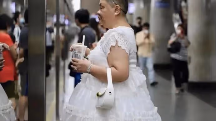 上海50歲公主走紅，長相酷似林允，愛穿洛麗塔，網友直呼：沒眼看