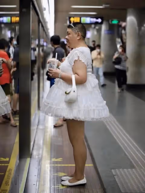 上海50歲公主走紅,長相酷似林允,愛穿洛麗塔,網友直呼:沒眼看