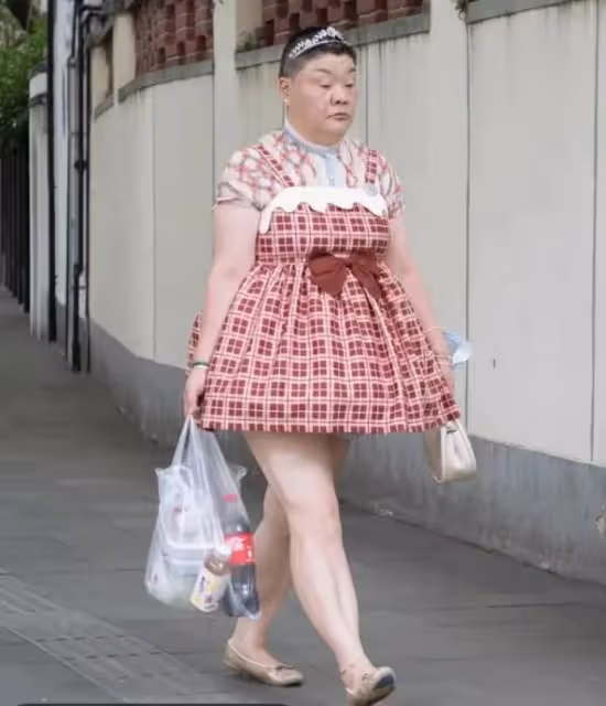 上海50歲公主走紅,長相酷似林允,愛穿洛麗塔,網友直呼:沒眼看