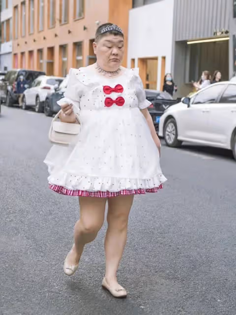 上海50歲公主走紅,長相酷似林允,愛穿洛麗塔,網友直呼:沒眼看