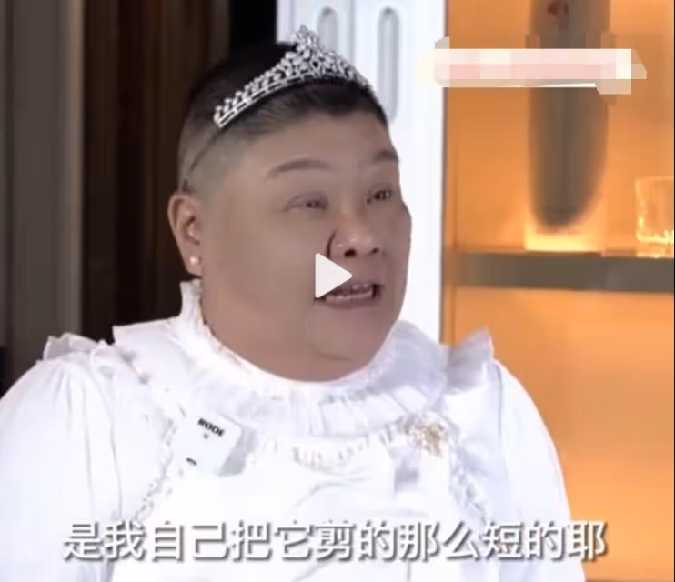 上海50歲公主走紅,長相酷似林允,愛穿洛麗塔,網友直呼:沒眼看