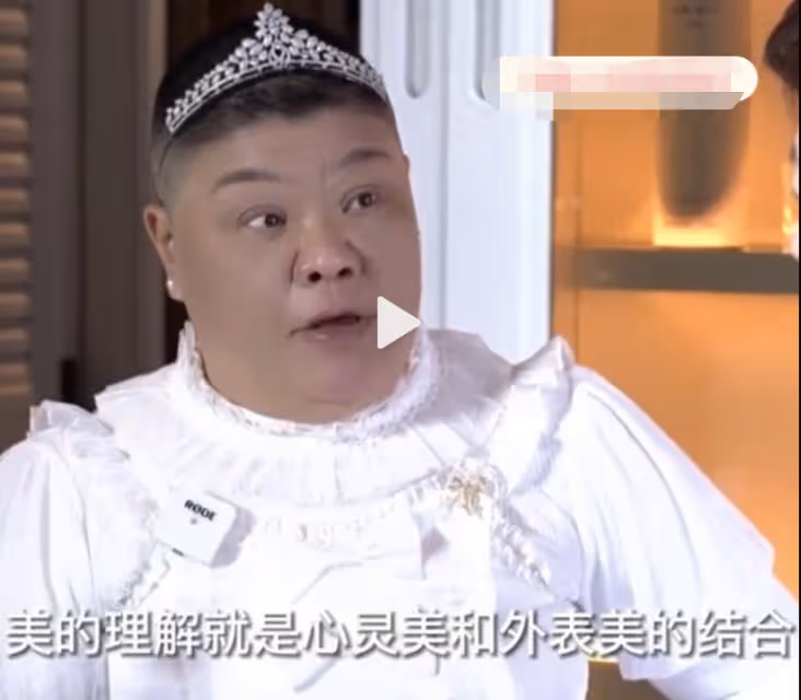 上海50歲公主走紅,長相酷似林允,愛穿洛麗塔,網友直呼:沒眼看