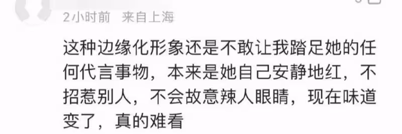 上海50歲公主走紅,長相酷似林允,愛穿洛麗塔,網友直呼:沒眼看