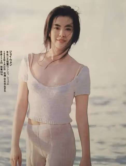 息影18年!王祖賢替雜誌拍攝「零修圖照流出」被拍到小肚腩 「換一角度看」網讚:最真實美態