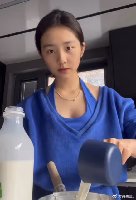 多多深夜為讀錯字致歉,稱接受批評刪除錯誤視頻,文案卻再現錯別字