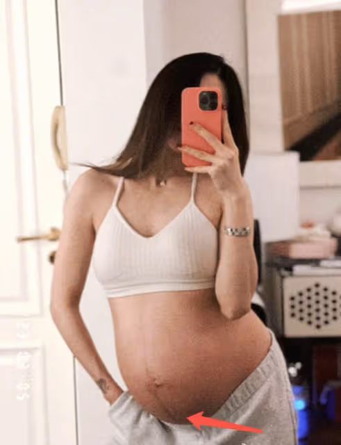 鄭愷前女友程曉玥曬孕期照,穿弔帶秀超大孕肚,不p妊娠線超自信