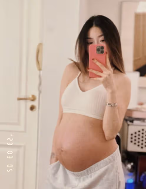 鄭愷前女友程曉玥曬孕期照,穿弔帶秀超大孕肚,不p妊娠線超自信