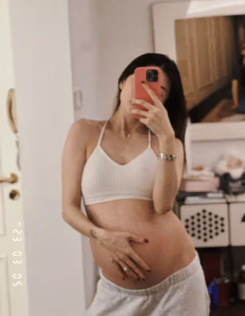 鄭愷前女友程曉玥曬孕期照,穿弔帶秀超大孕肚,不p妊娠線超自信