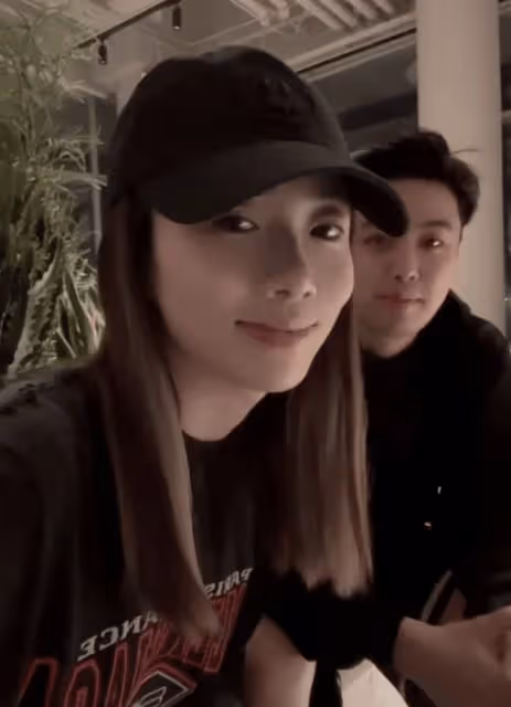 鄭愷前女友程曉玥曬孕期照,穿弔帶秀超大孕肚,不p妊娠線超自信