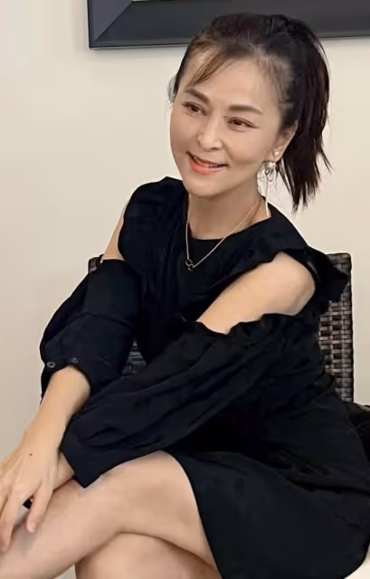 何音加拿大慶女神節，穿露肩裙品紅酒，20歲黃博遠五官長相似媽媽
