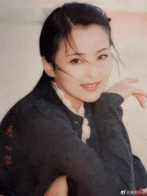 何音加拿大慶女神節，穿露肩裙品紅酒，20歲黃博遠五官長相似媽媽