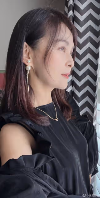 何音加拿大慶女神節，穿露肩裙品紅酒，20歲黃博遠五官長相似媽媽
