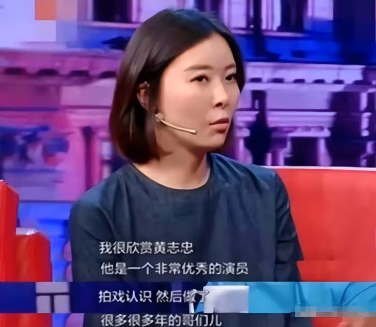 何音加拿大慶女神節，穿露肩裙品紅酒，20歲黃博遠五官長相似媽媽