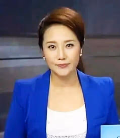 52歲的珠江台美女主持人徐潔，醫科大學畢業，出道前是一名醫生