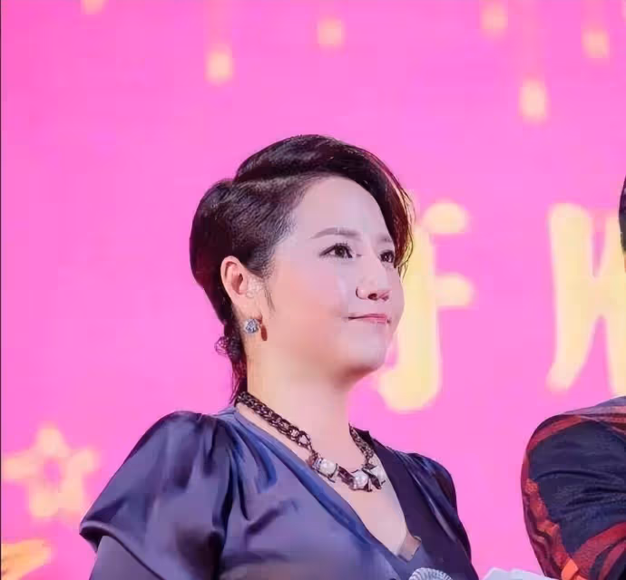 52歲的珠江台美女主持人徐潔，醫科大學畢業，出道前是一名醫生