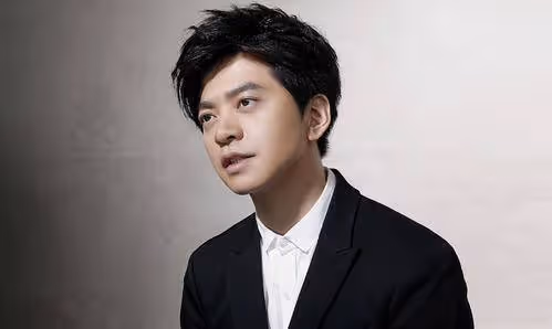 她是清華女博士，因長相太美被發掘，三次拒絕進圈卻嫁李健為妻