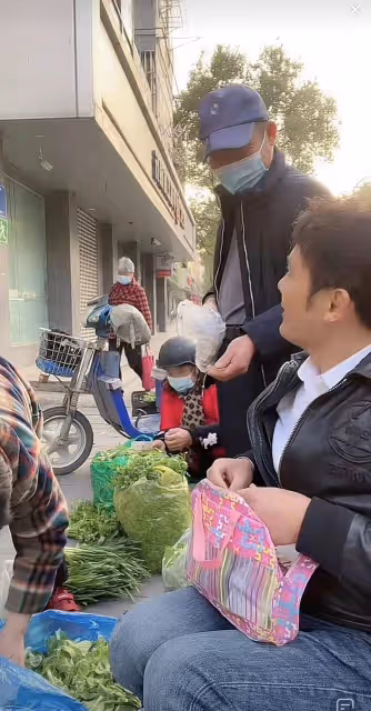 又沒戲演？39歲男星徐海為回村賣笨雞蛋，網友：賣慘，城裡9套房