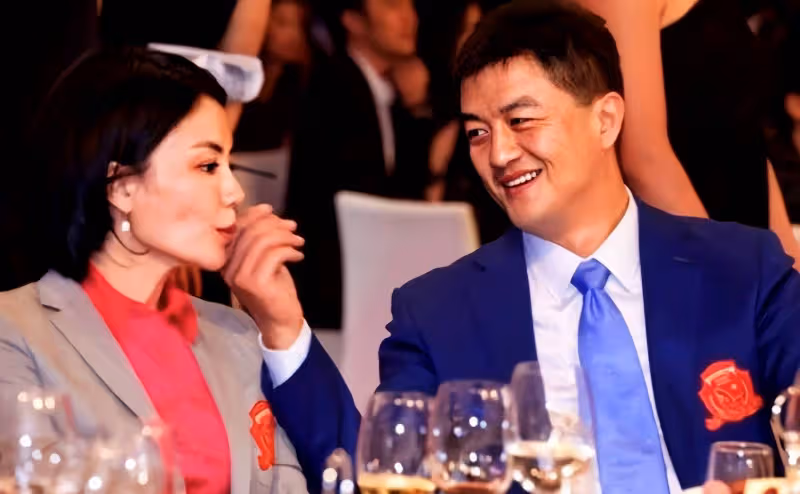 喜歡飆歌天后被曝有開放伴侶，喜歡提攜小鮮肉，影帝男友不在乎