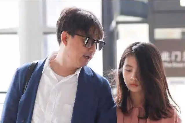 黃多多就讀錯字道歉但網友並不買帳,其就讀的國際學校引爭議