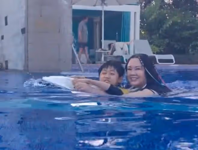 潘長江妻子近照富態十足,祖孫一起游泳太溫馨,10歲外孫像外公