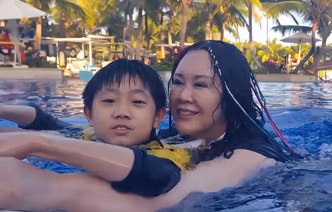 潘長江妻子近照富態十足,祖孫一起游泳太溫馨,10歲外孫像外公