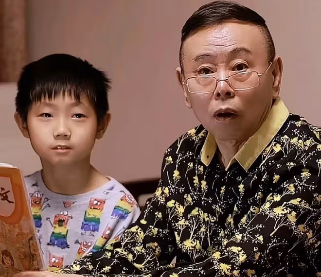潘長江妻子近照富態十足,祖孫一起游泳太溫馨,10歲外孫像外公