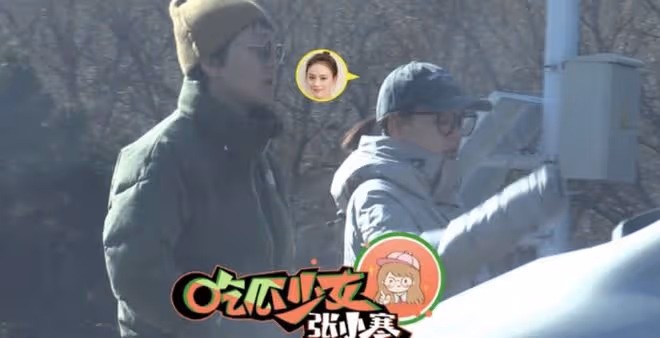 馬思純隨張哲軒外出,牽手摟肩互動親密,開心甩手臂像個小女孩兒