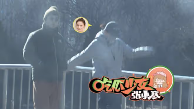 馬思純隨張哲軒外出,牽手摟肩互動親密,開心甩手臂像個小女孩兒