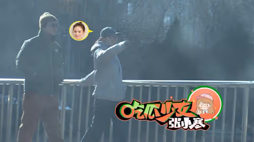 馬思純隨張哲軒外出,牽手摟肩互動親密,開心甩手臂像個小女孩兒