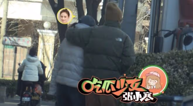 馬思純隨張哲軒外出,牽手摟肩互動親密,開心甩手臂像個小女孩兒