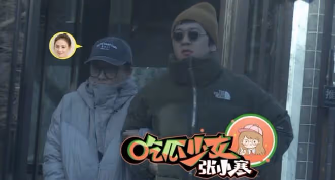 馬思純隨張哲軒外出,牽手摟肩互動親密,開心甩手臂像個小女孩兒
