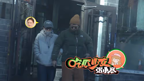 馬思純隨張哲軒外出,牽手摟肩互動親密,開心甩手臂像個小女孩兒