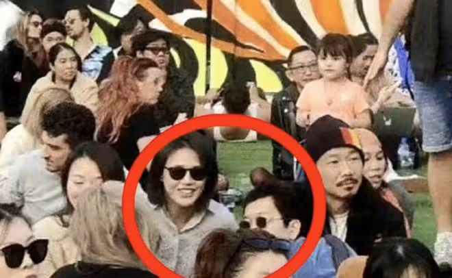 馬思純隨張哲軒外出,牽手摟肩互動親密,開心甩手臂像個小女孩兒