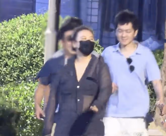 馬思純隨張哲軒外出,牽手摟肩互動親密,開心甩手臂像個小女孩兒
