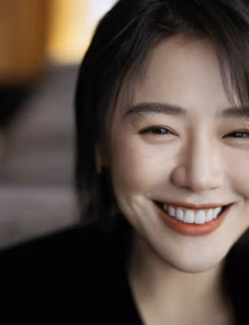 馬思純隨張哲軒外出,牽手摟肩互動親密,開心甩手臂像個小女孩兒