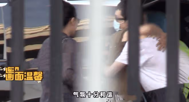 馬思純隨張哲軒外出,牽手摟肩互動親密,開心甩手臂像個小女孩兒