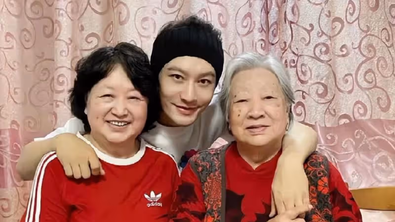 黃曉明為媽媽和姥姥慶祝婦女節，曬祖孫三代合照超幸福