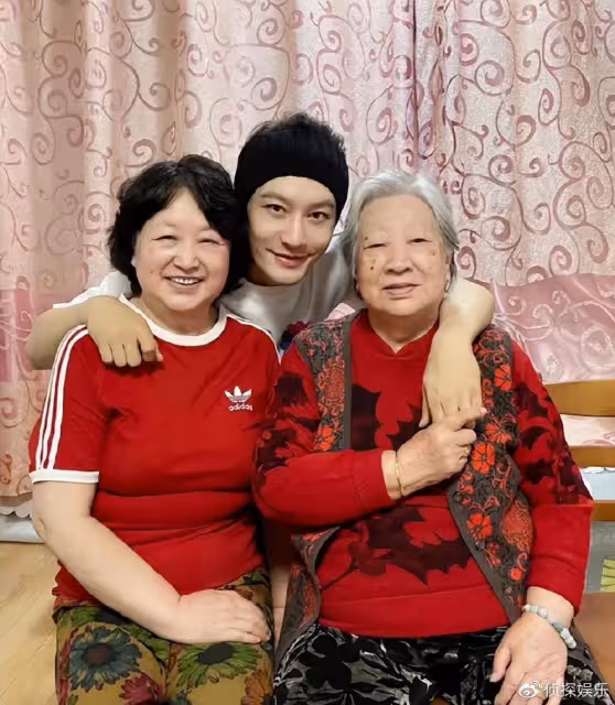 黃曉明為媽媽和姥姥慶祝婦女節,曬祖孫三代合照超幸福