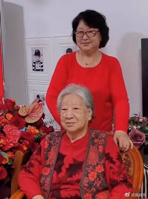 黃曉明為媽媽和姥姥慶祝婦女節,曬祖孫三代合照超幸福