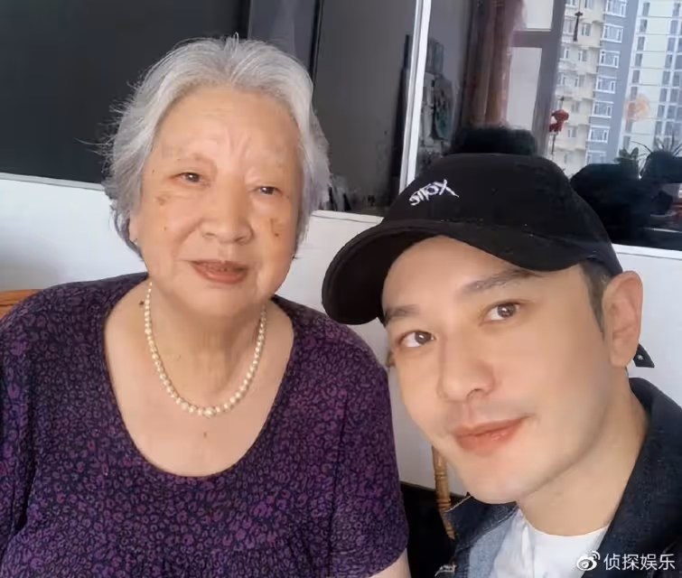 黃曉明為媽媽和姥姥慶祝婦女節,曬祖孫三代合照超幸福