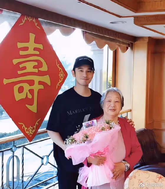 黃曉明為媽媽和姥姥慶祝婦女節,曬祖孫三代合照超幸福