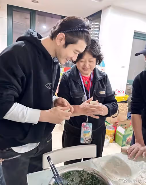 黃曉明為媽媽和姥姥慶祝婦女節,曬祖孫三代合照超幸福
