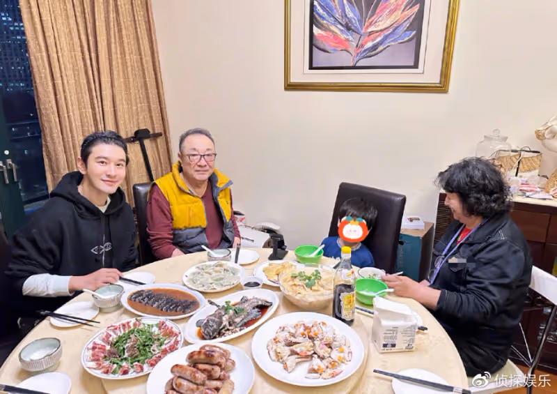 黃曉明為媽媽和姥姥慶祝婦女節,曬祖孫三代合照超幸福