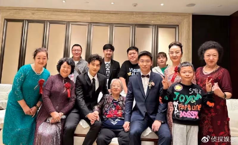黃曉明為媽媽和姥姥慶祝婦女節,曬祖孫三代合照超幸福