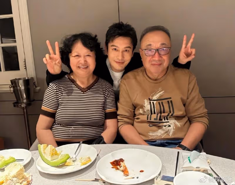 黃曉明為媽媽和姥姥慶祝婦女節,曬祖孫三代合照超幸福