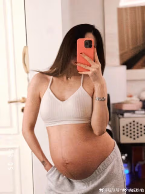 鄭愷前任曬孕期大肚照,產期將至肚大如籮,沒有妊娠紋羨煞旁人