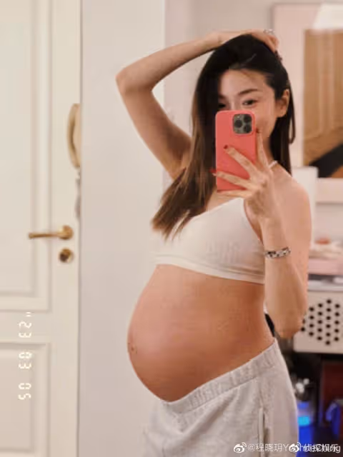 鄭愷前任曬孕期大肚照,產期將至肚大如籮,沒有妊娠紋羨煞旁人